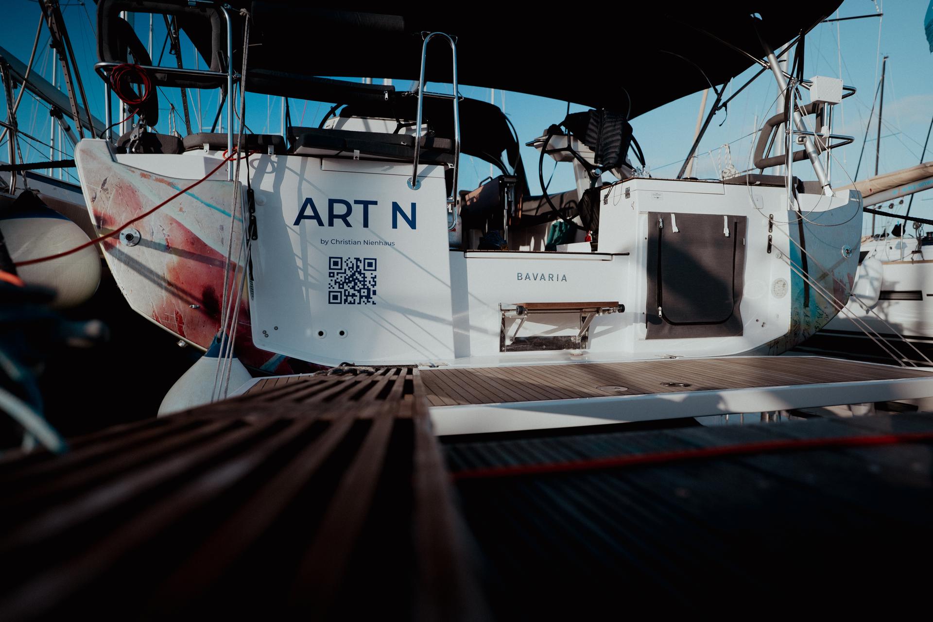ART N – Heck mit Logo und QR-Code