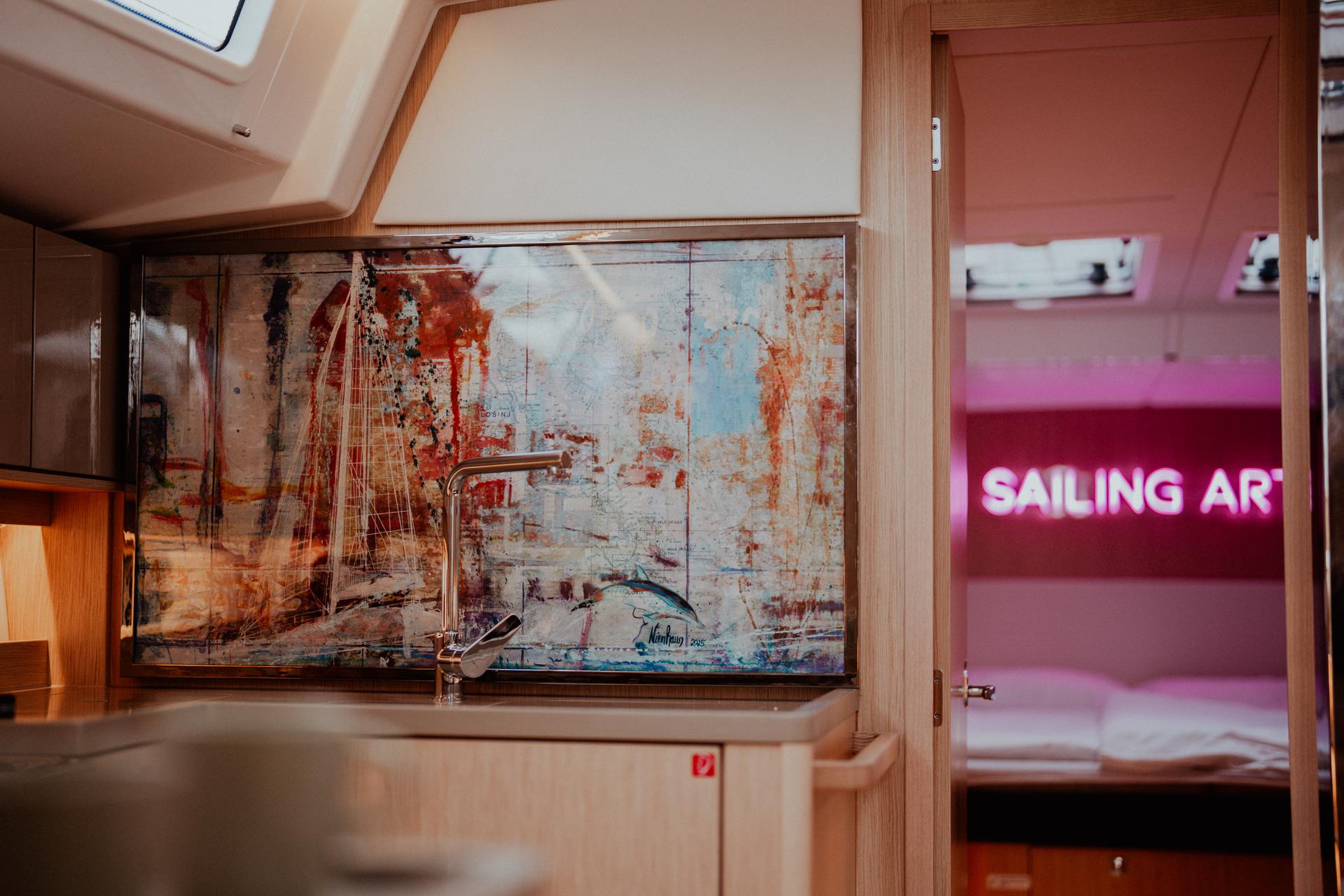 ART N – Kombüse mit Kunstwerk und SAILING ART Neon