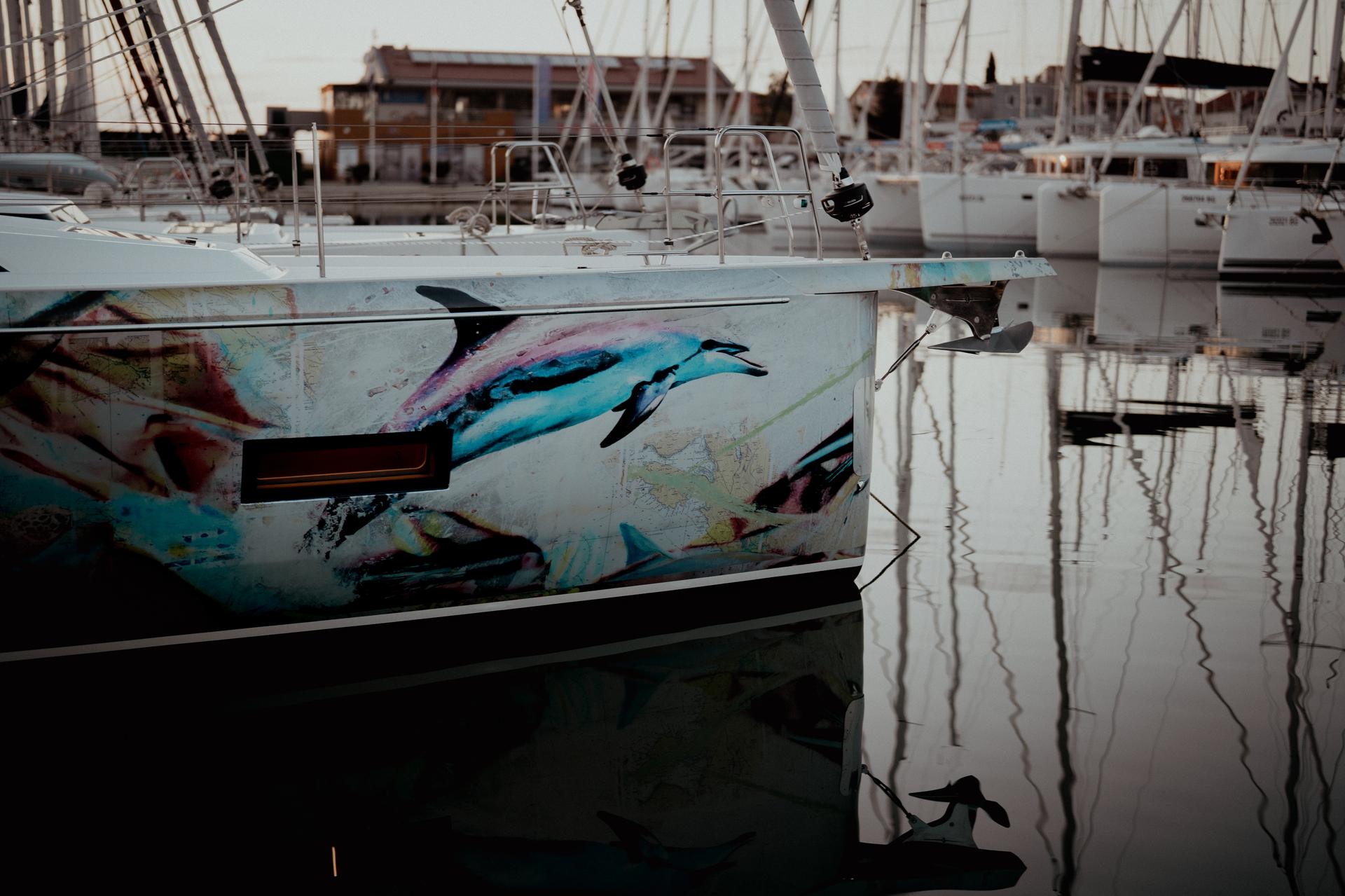 ART N – Delfin-Detail der Bemalung