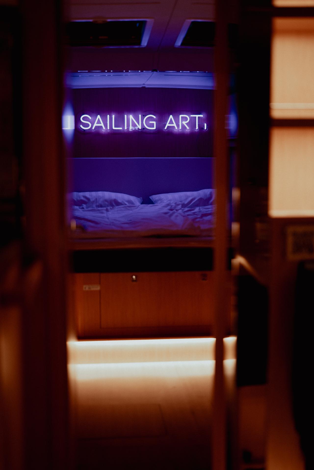 ART N – Schlafkabine mit Neon-Installation