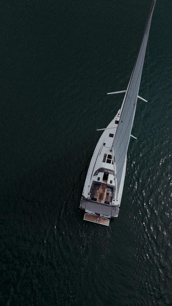 Aerial — Segelyacht auf dem Meer von oben